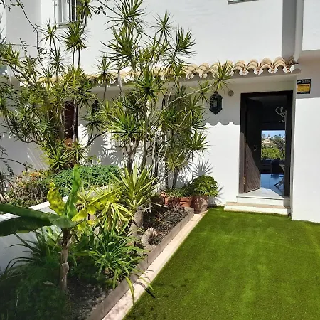 Townhouse In San Pedro- Private Garden, Golf, Beach, Pool 度假居
