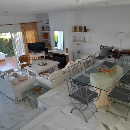 Vakantiehuis Townhouse In San Pedro- Private Garden, Golf, Beach, Pool Estepona